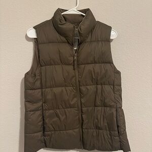 GAP Women's Olive Puffer Vest